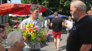 Blumen für den Vereinsvorsitzenden Jens Roterberg