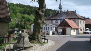 Dorfplatz Wallrabs mit alter Schule, Backhaus, Wied und Glockenbrunnen